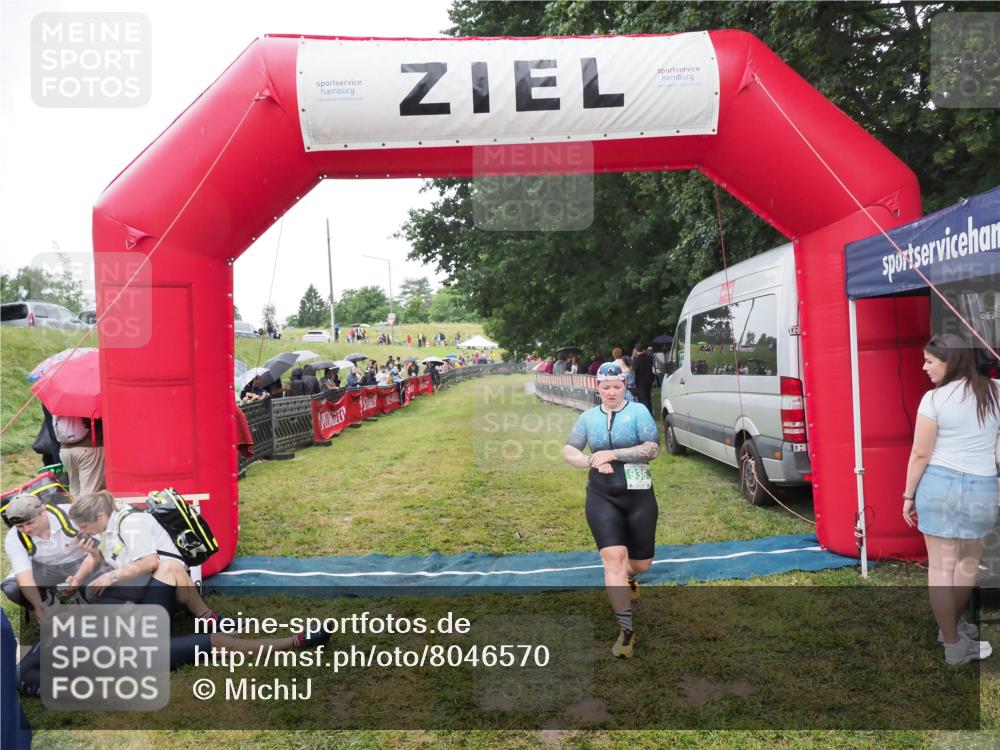 21.06.2025 - 27. Vierlanden-Triathlon MichiJ http://msf.ph/oto/8046570 15.06.2026 14:03:04 Ziel 936 meine-sportfotos.de