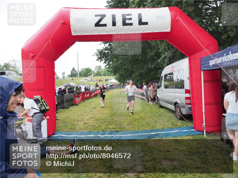 21.06.2025 - 27. Vierlanden-Triathlon MichiJ http://msf.ph/oto/8046572 15.06.2026 14:04:37 Ziel 673, 889 meine-sportfotos.de