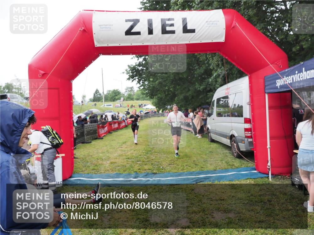 21.06.2025 - 27. Vierlanden-Triathlon MichiJ http://msf.ph/oto/8046578 15.06.2026 14:04:38 Ziel 673, 889 meine-sportfotos.de