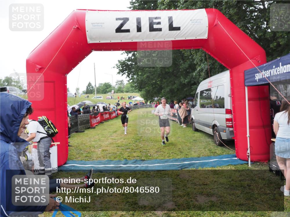 21.06.2025 - 27. Vierlanden-Triathlon MichiJ http://msf.ph/oto/8046580 15.06.2026 14:04:38 Ziel 673, 889 meine-sportfotos.de