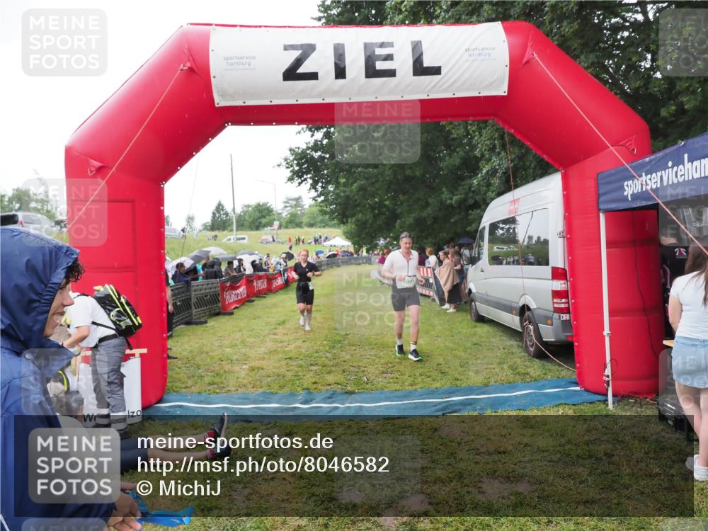 21.06.2025 - 27. Vierlanden-Triathlon MichiJ http://msf.ph/oto/8046582 15.06.2026 14:04:38 Ziel 673, 889 meine-sportfotos.de