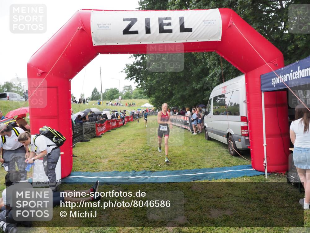 21.06.2025 - 27. Vierlanden-Triathlon MichiJ http://msf.ph/oto/8046586 15.06.2026 14:04:56 Ziel 1139, 1182 meine-sportfotos.de