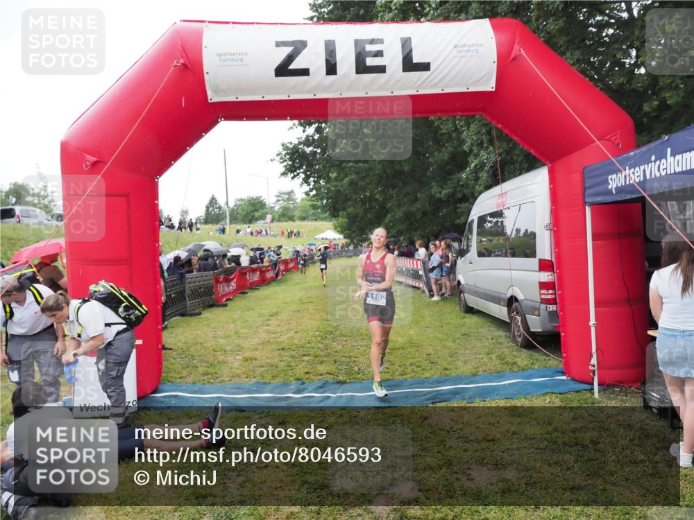 21.06.2025 - 27. Vierlanden-Triathlon MichiJ http://msf.ph/oto/8046593 15.06.2026 14:04:56 Ziel 1139, 1182 meine-sportfotos.de