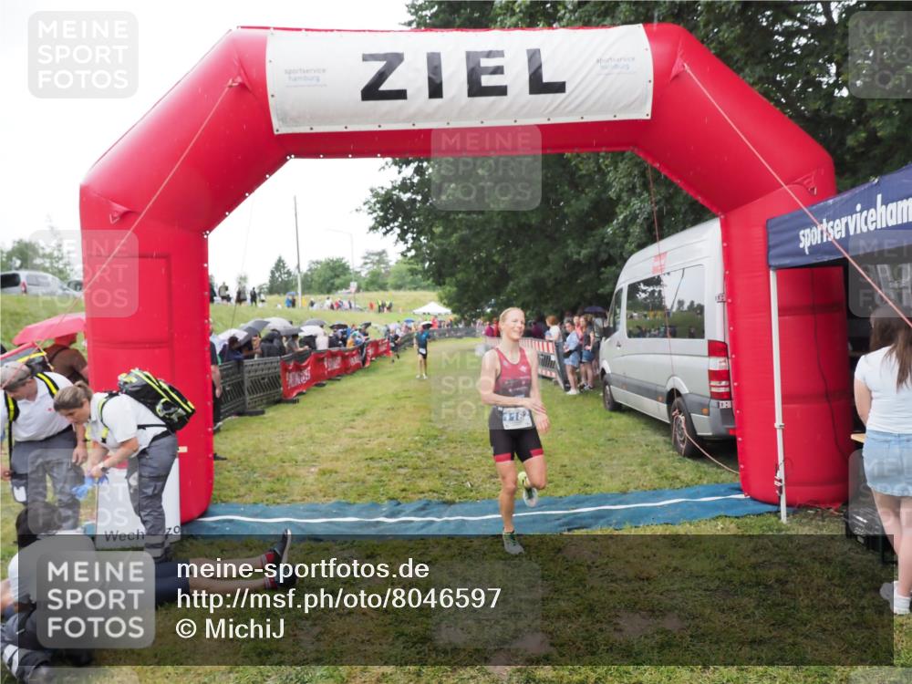 21.06.2025 - 27. Vierlanden-Triathlon MichiJ http://msf.ph/oto/8046597 15.06.2026 14:04:57 Ziel 1139, 1182 meine-sportfotos.de