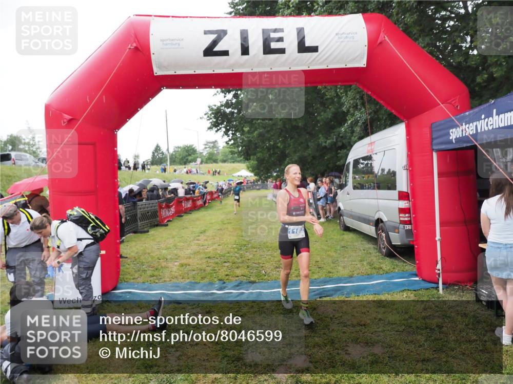 21.06.2025 - 27. Vierlanden-Triathlon MichiJ http://msf.ph/oto/8046599 15.06.2026 14:04:57 Ziel 1139, 1182 meine-sportfotos.de