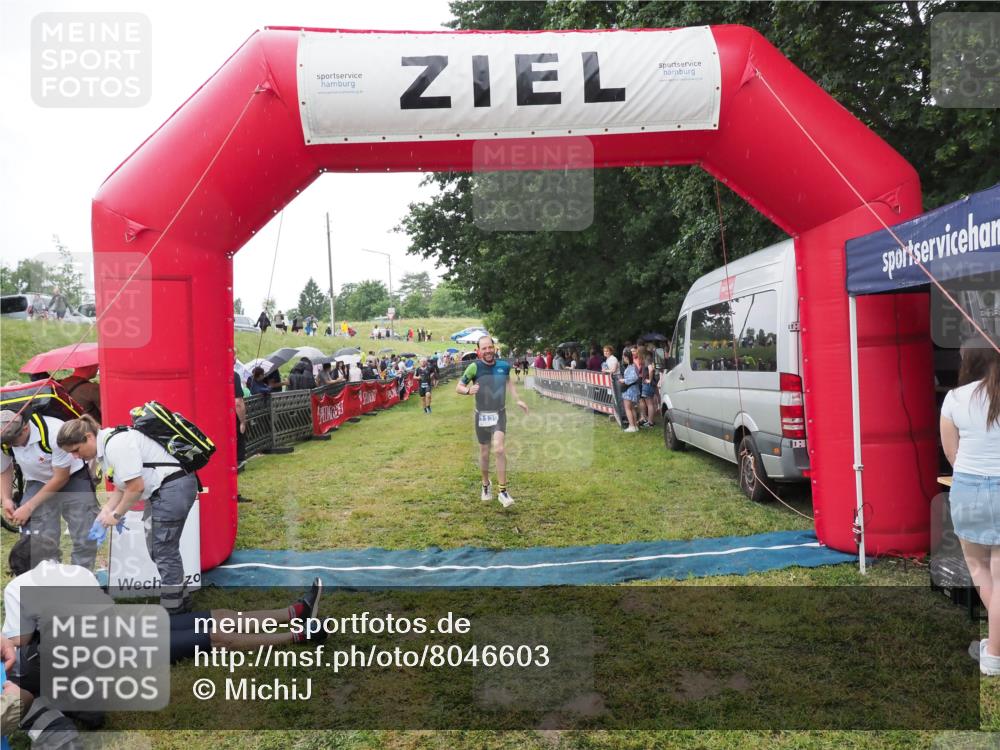 21.06.2025 - 27. Vierlanden-Triathlon MichiJ http://msf.ph/oto/8046603 15.06.2026 14:04:59 Ziel 1139, 1182 meine-sportfotos.de