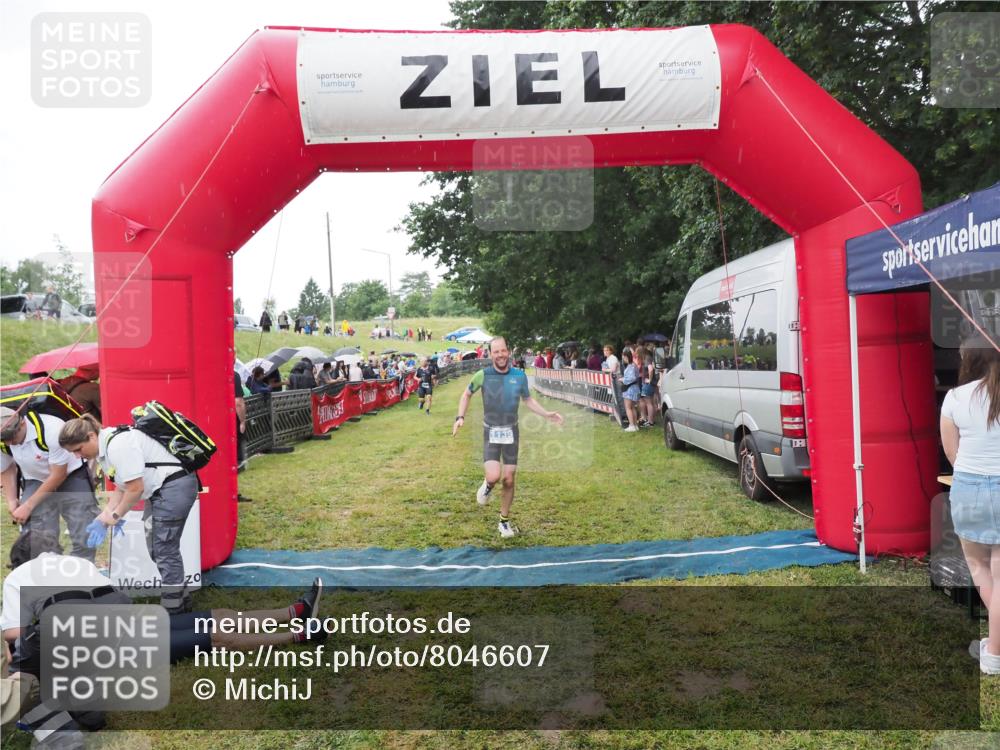 21.06.2025 - 27. Vierlanden-Triathlon MichiJ http://msf.ph/oto/8046607 15.06.2026 14:05:00 Ziel 1139, 1182 meine-sportfotos.de