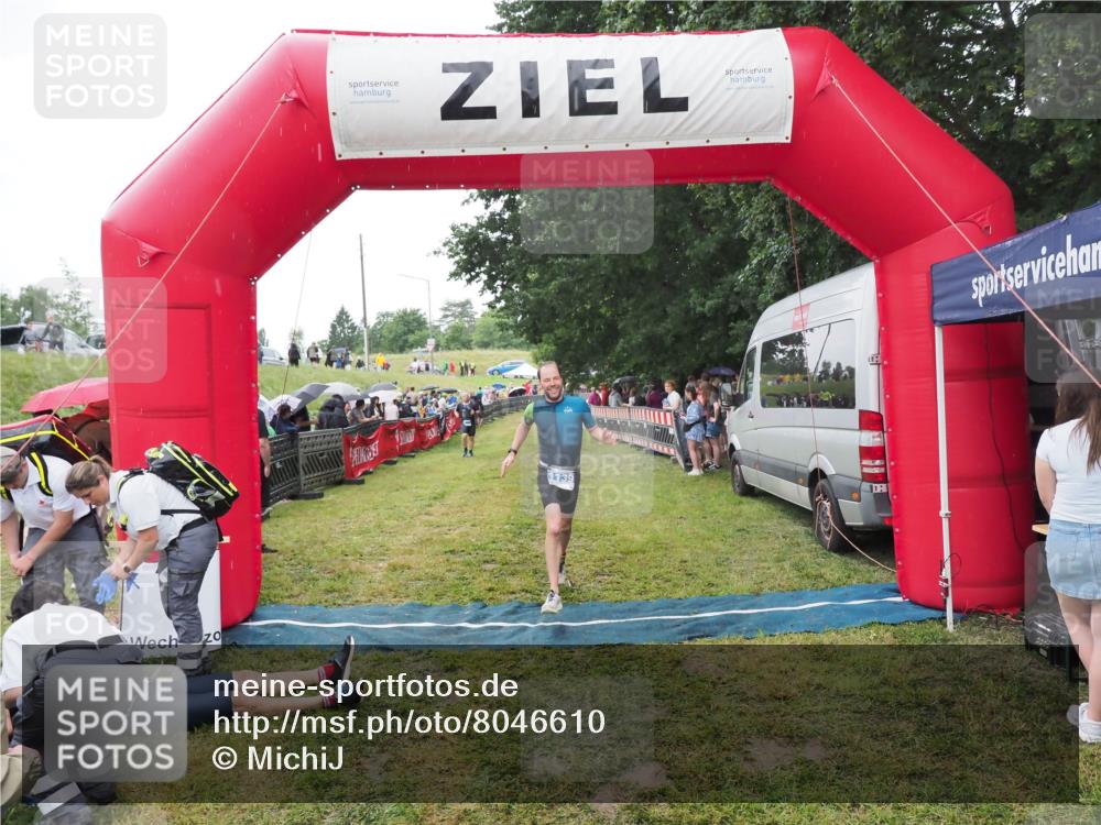 21.06.2025 - 27. Vierlanden-Triathlon MichiJ http://msf.ph/oto/8046610 15.06.2026 14:05:00 Ziel 1139, 1182 meine-sportfotos.de