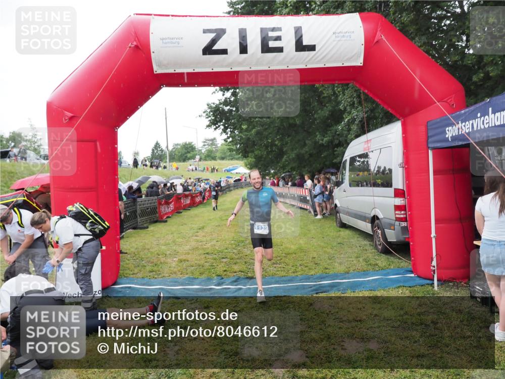 21.06.2025 - 27. Vierlanden-Triathlon MichiJ http://msf.ph/oto/8046612 15.06.2026 14:05:00 Ziel 1139, 1182 meine-sportfotos.de