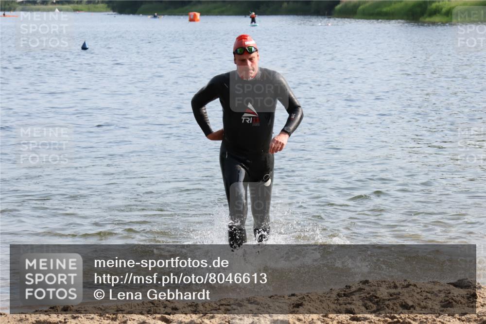 15.06.2025 - 27. Vierlanden-Triathlon Lena Gebhardt http://msf.ph/oto/8046613 15.06.2025 08:43:22 Schwimmen 11, 65, 74, 102, 148 meine-sportfotos.de