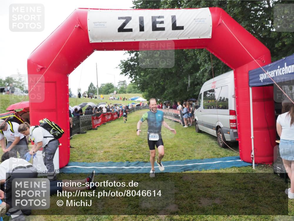 21.06.2025 - 27. Vierlanden-Triathlon MichiJ http://msf.ph/oto/8046614 15.06.2026 14:05:00 Ziel 1139, 1182 meine-sportfotos.de