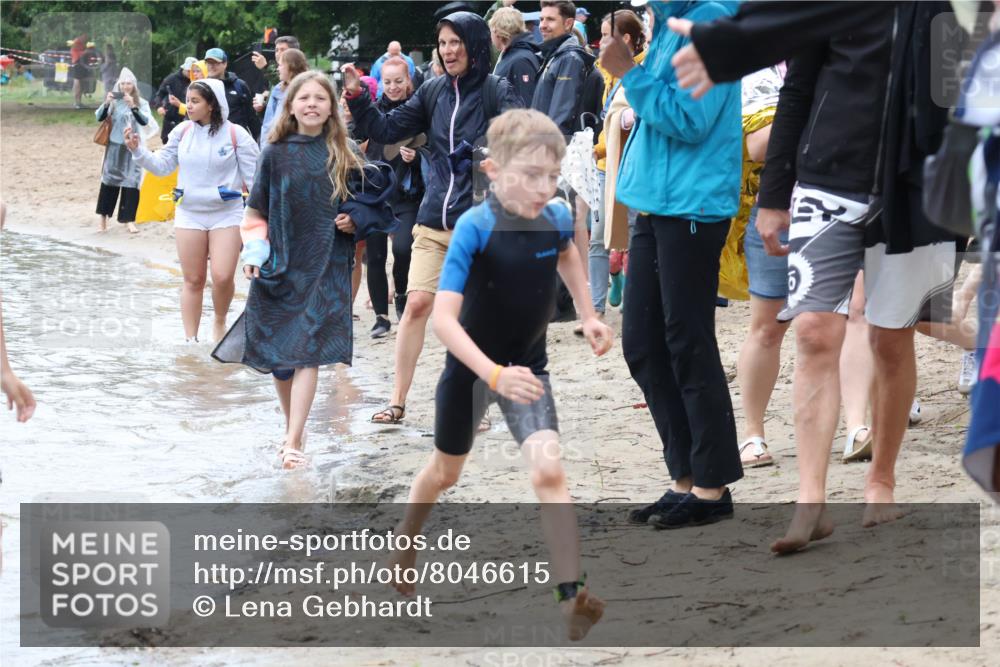 21.06.2025 - 27. Vierlanden-Triathlon Lena Gebhardt http://msf.ph/oto/8046615 15.06.2025 15:01:40 Schwimmen  meine-sportfotos.de