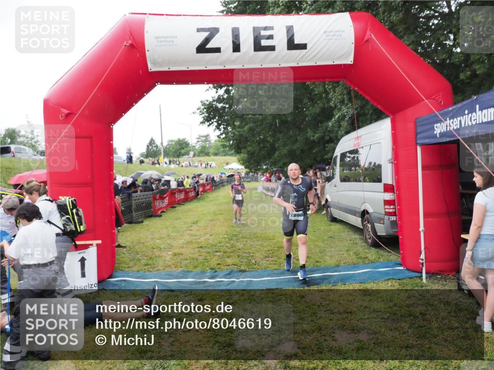 21.06.2025 - 27. Vierlanden-Triathlon MichiJ http://msf.ph/oto/8046619 15.06.2026 14:05:09 Ziel 228 meine-sportfotos.de