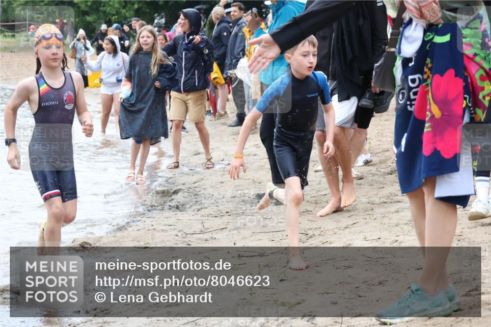21.06.2025 - 27. Vierlanden-Triathlon Lena Gebhardt http://msf.ph/oto/8046623 15.06.2025 15:01:41 Schwimmen  meine-sportfotos.de