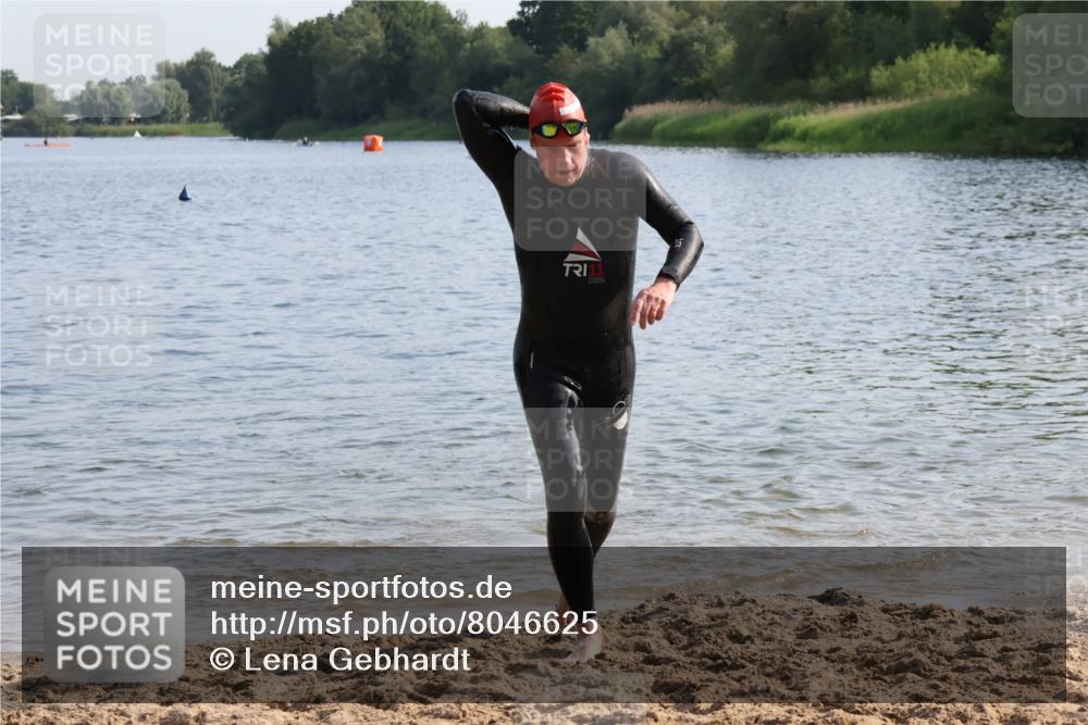 15.06.2025 - 27. Vierlanden-Triathlon Lena Gebhardt http://msf.ph/oto/8046625 15.06.2025 08:43:23 Schwimmen 11, 65, 74, 102, 148 meine-sportfotos.de
