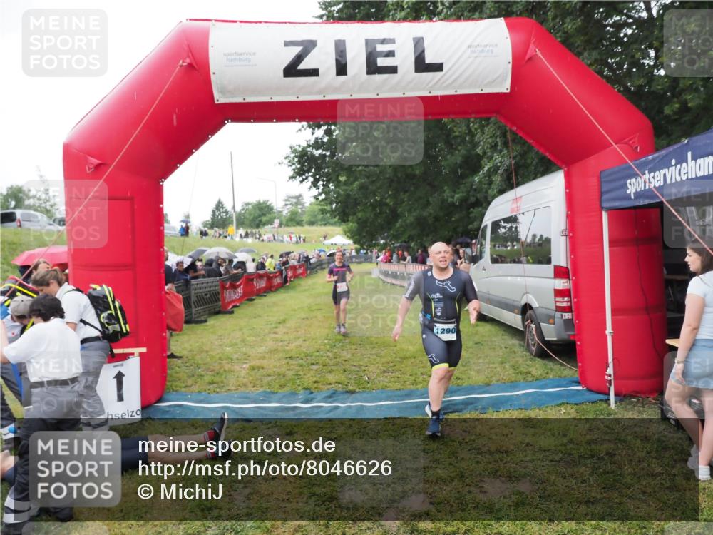 21.06.2025 - 27. Vierlanden-Triathlon MichiJ http://msf.ph/oto/8046626 15.06.2026 14:05:09 Ziel 228 meine-sportfotos.de