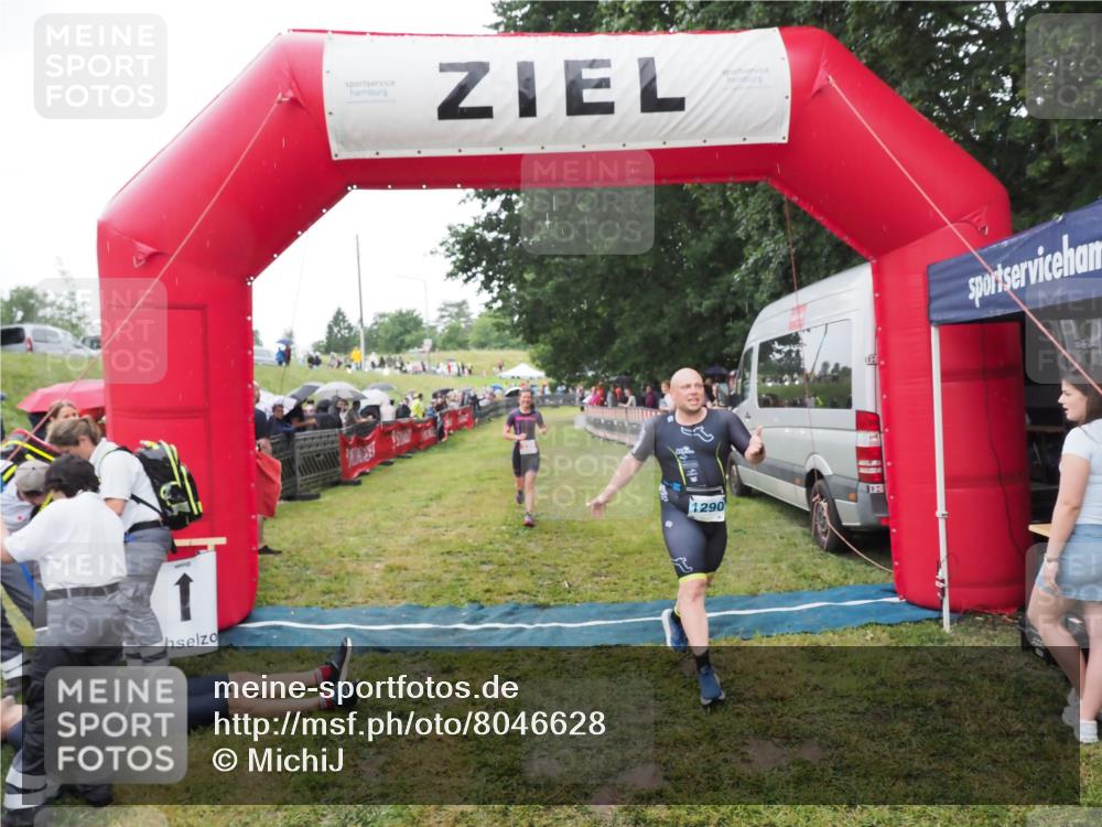21.06.2025 - 27. Vierlanden-Triathlon MichiJ http://msf.ph/oto/8046628 15.06.2026 14:05:09 Ziel 228 meine-sportfotos.de