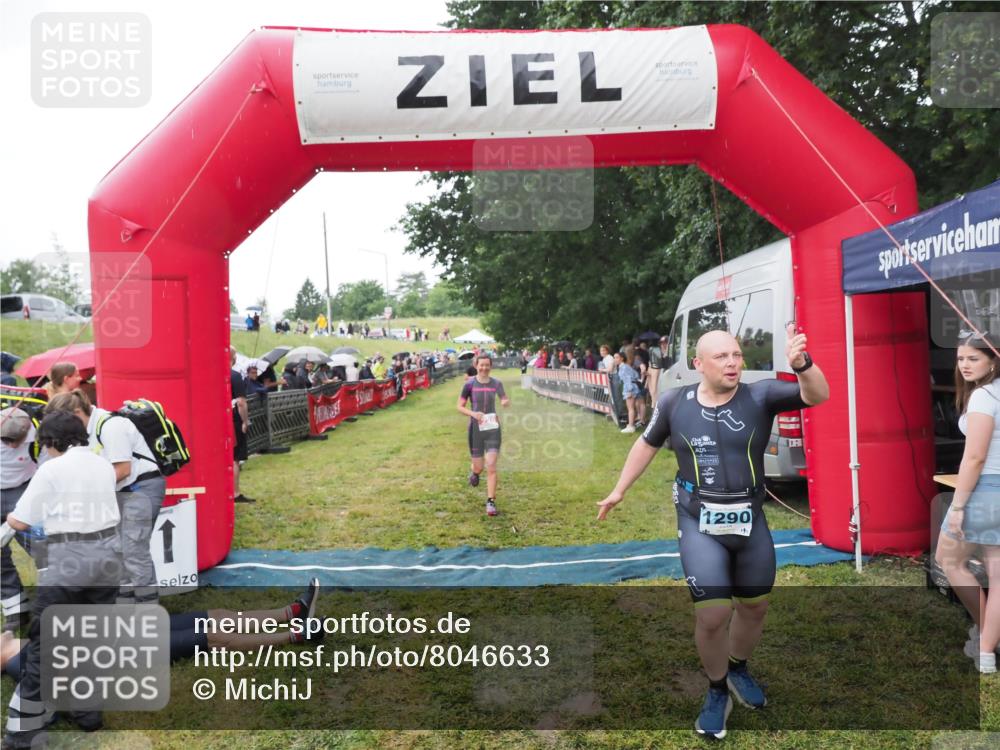 21.06.2025 - 27. Vierlanden-Triathlon MichiJ http://msf.ph/oto/8046633 15.06.2026 14:05:10 Ziel 228 meine-sportfotos.de