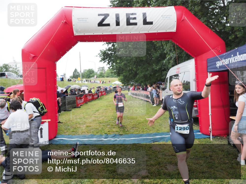 21.06.2025 - 27. Vierlanden-Triathlon MichiJ http://msf.ph/oto/8046635 15.06.2026 14:05:10 Ziel 228 meine-sportfotos.de