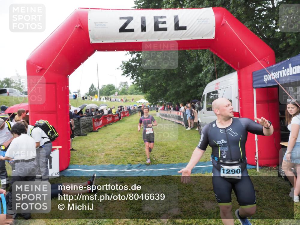 21.06.2025 - 27. Vierlanden-Triathlon MichiJ http://msf.ph/oto/8046639 15.06.2026 14:05:10 Ziel 228 meine-sportfotos.de