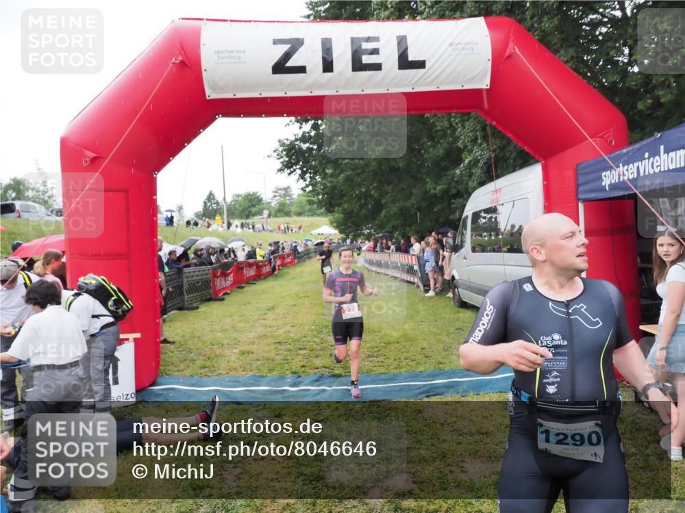 21.06.2025 - 27. Vierlanden-Triathlon MichiJ http://msf.ph/oto/8046646 15.06.2026 14:05:11 Ziel 228, 941 meine-sportfotos.de