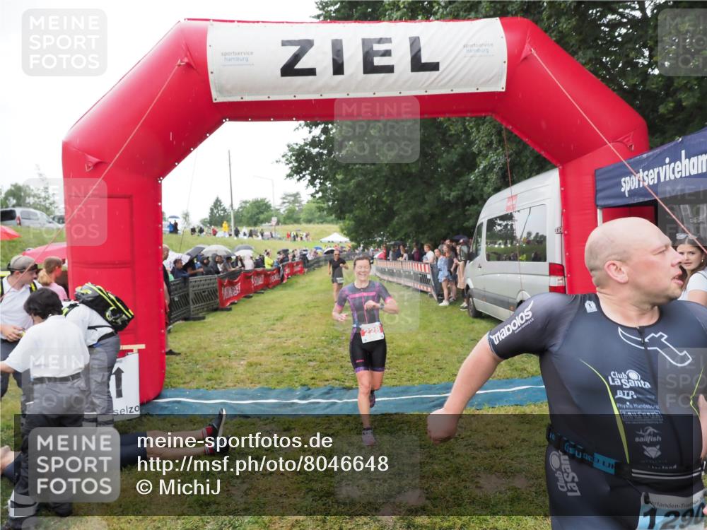 21.06.2025 - 27. Vierlanden-Triathlon MichiJ http://msf.ph/oto/8046648 15.06.2026 14:05:11 Ziel 228, 941 meine-sportfotos.de