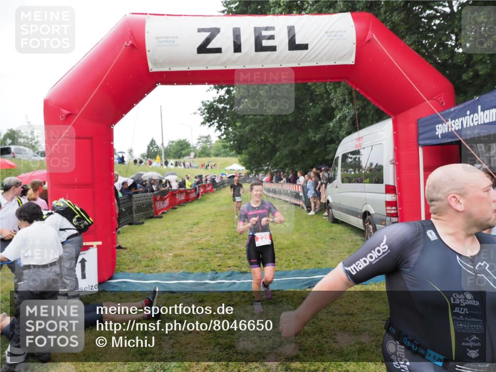 21.06.2025 - 27. Vierlanden-Triathlon MichiJ http://msf.ph/oto/8046650 15.06.2026 14:05:11 Ziel 228, 941 meine-sportfotos.de