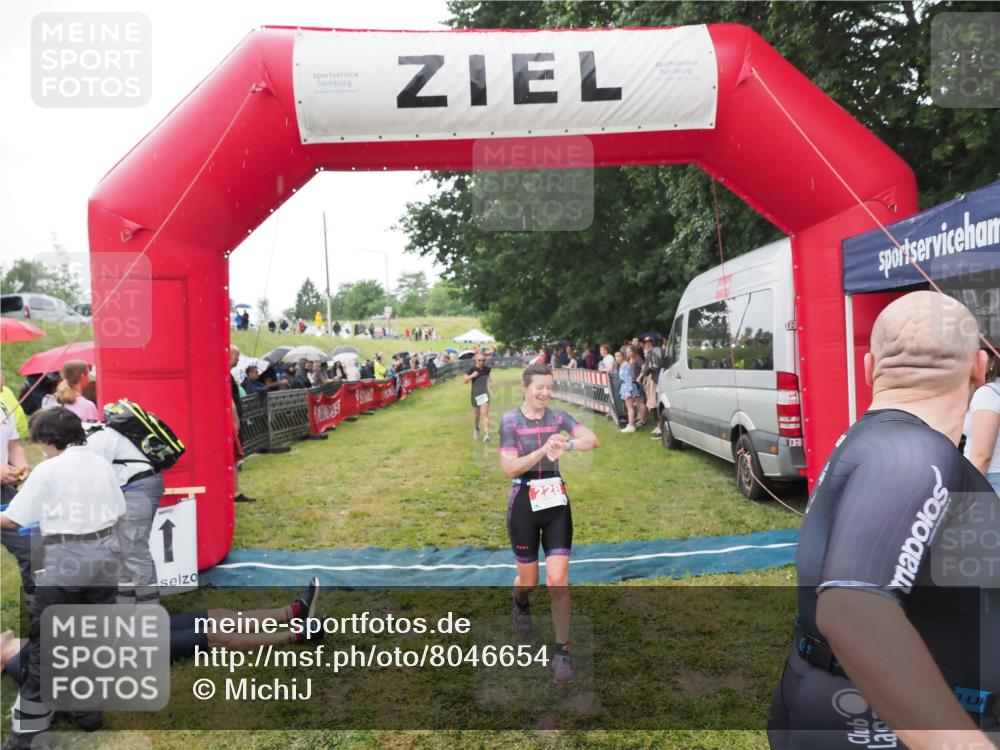 21.06.2025 - 27. Vierlanden-Triathlon MichiJ http://msf.ph/oto/8046654 15.06.2026 14:05:11 Ziel 228, 941 meine-sportfotos.de