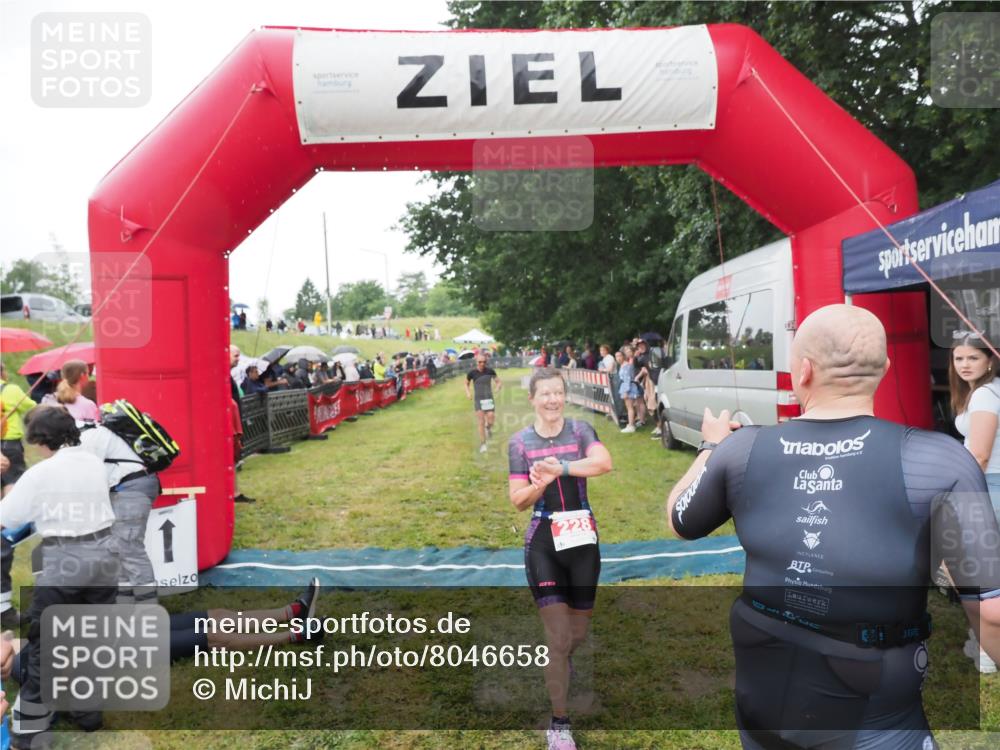 21.06.2025 - 27. Vierlanden-Triathlon MichiJ http://msf.ph/oto/8046658 15.06.2026 14:05:12 Ziel 228, 941 meine-sportfotos.de