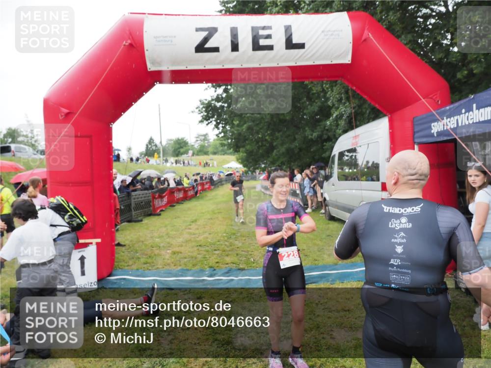 21.06.2025 - 27. Vierlanden-Triathlon MichiJ http://msf.ph/oto/8046663 15.06.2026 14:05:12 Ziel 228, 941 meine-sportfotos.de