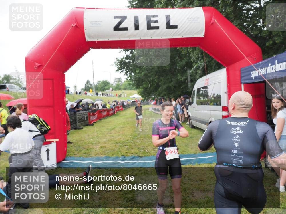 21.06.2025 - 27. Vierlanden-Triathlon MichiJ http://msf.ph/oto/8046665 15.06.2026 14:05:12 Ziel 228, 941 meine-sportfotos.de