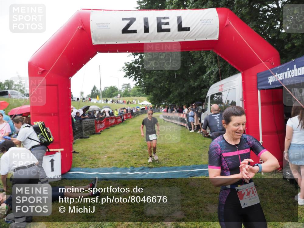 21.06.2025 - 27. Vierlanden-Triathlon MichiJ http://msf.ph/oto/8046676 15.06.2026 14:05:14 Ziel 228, 941 meine-sportfotos.de
