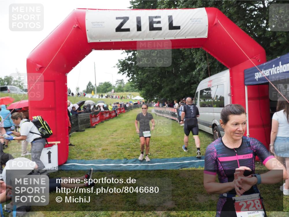 21.06.2025 - 27. Vierlanden-Triathlon MichiJ http://msf.ph/oto/8046680 15.06.2026 14:05:15 Ziel 228, 941 meine-sportfotos.de