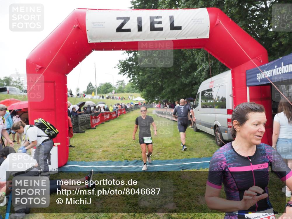 21.06.2025 - 27. Vierlanden-Triathlon MichiJ http://msf.ph/oto/8046687 15.06.2026 14:05:15 Ziel 228, 941 meine-sportfotos.de