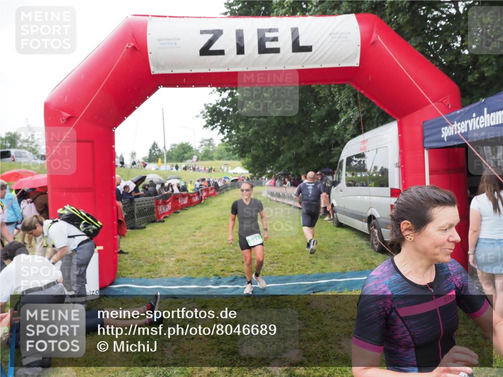 21.06.2025 - 27. Vierlanden-Triathlon MichiJ http://msf.ph/oto/8046689 15.06.2026 14:05:15 Ziel 228, 941 meine-sportfotos.de