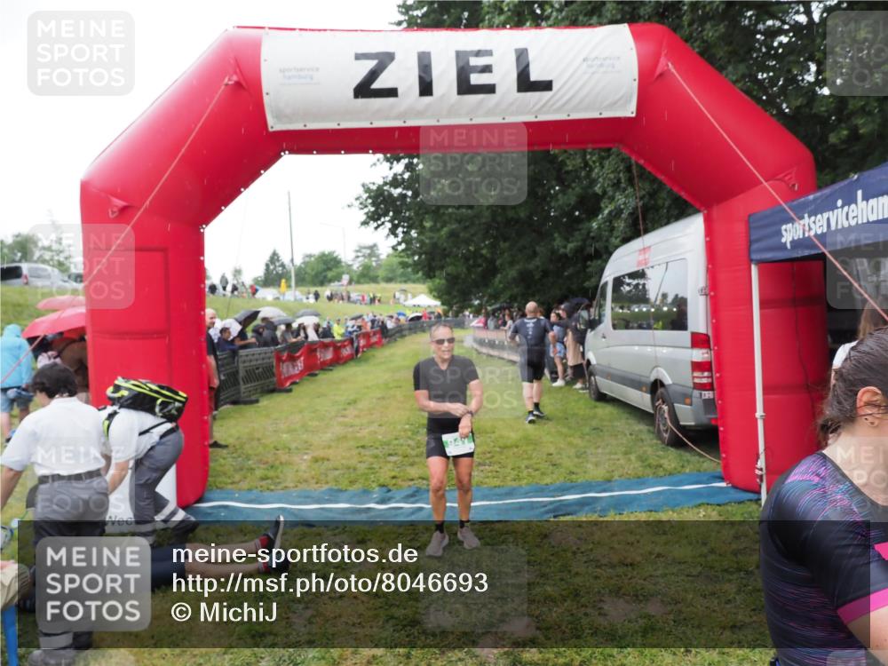 21.06.2025 - 27. Vierlanden-Triathlon MichiJ http://msf.ph/oto/8046693 15.06.2026 14:05:16 Ziel 228, 941 meine-sportfotos.de