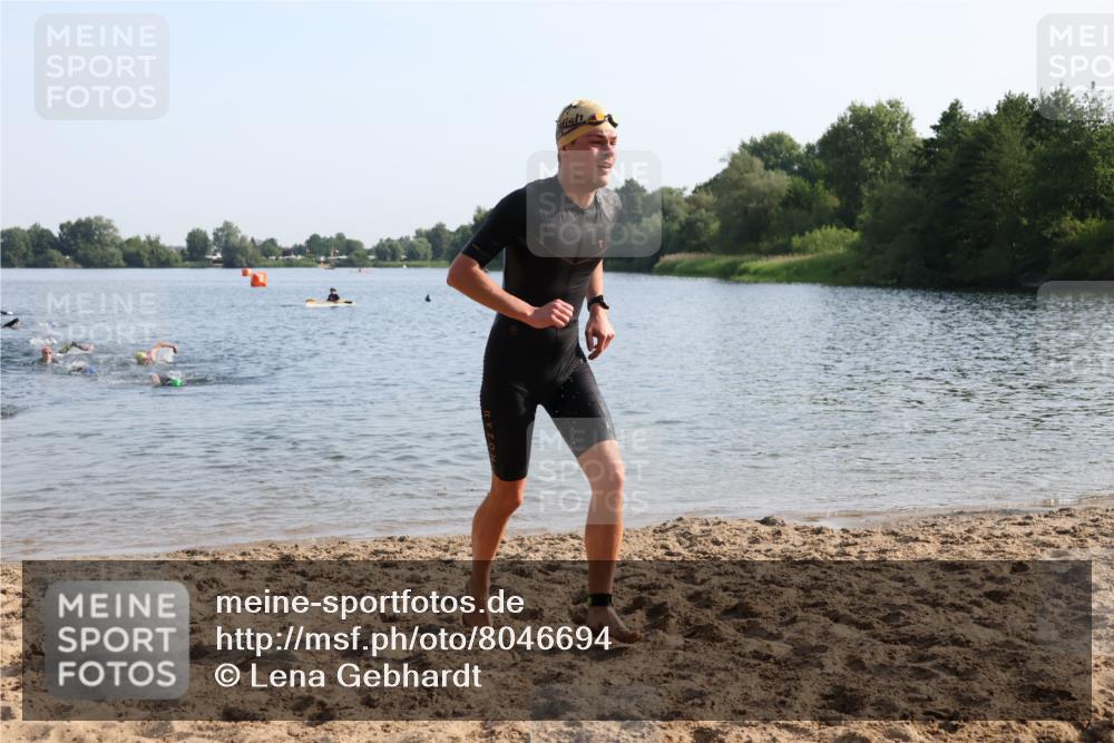 15.06.2025 - 27. Vierlanden-Triathlon Lena Gebhardt http://msf.ph/oto/8046694 15.06.2025 08:43:34 Schwimmen 32, 65, 74, 148 meine-sportfotos.de