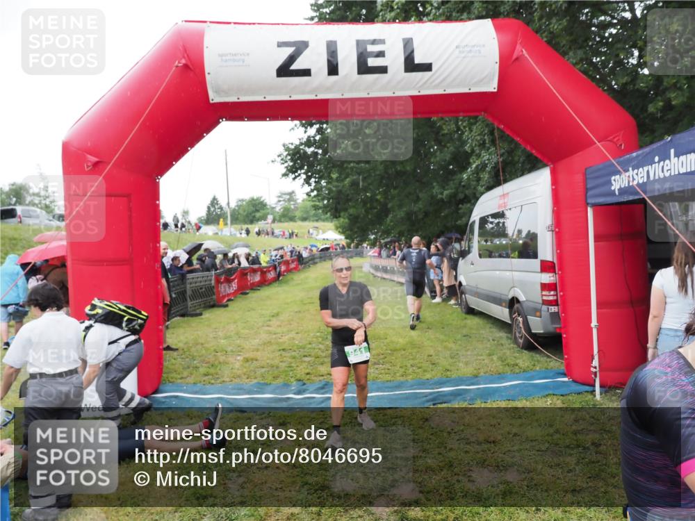 21.06.2025 - 27. Vierlanden-Triathlon MichiJ http://msf.ph/oto/8046695 15.06.2026 14:05:16 Ziel 228, 941 meine-sportfotos.de