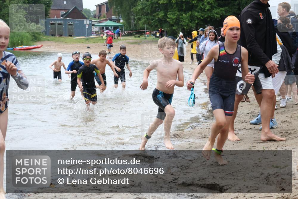 21.06.2025 - 27. Vierlanden-Triathlon Lena Gebhardt http://msf.ph/oto/8046696 15.06.2025 15:01:46 Schwimmen  meine-sportfotos.de
