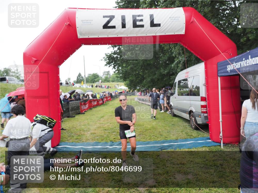 21.06.2025 - 27. Vierlanden-Triathlon MichiJ http://msf.ph/oto/8046699 15.06.2026 14:05:16 Ziel 228, 941 meine-sportfotos.de
