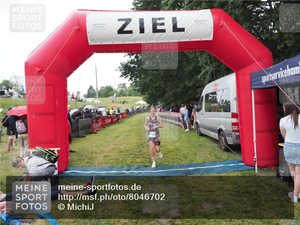 21.06.2025 - 27. Vierlanden-Triathlon MichiJ http://msf.ph/oto/8046702 15.06.2026 14:05:39 Ziel 931 meine-sportfotos.de