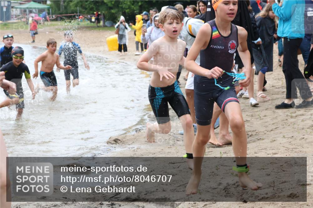 21.06.2025 - 27. Vierlanden-Triathlon Lena Gebhardt http://msf.ph/oto/8046707 15.06.2025 15:01:46 Schwimmen  meine-sportfotos.de