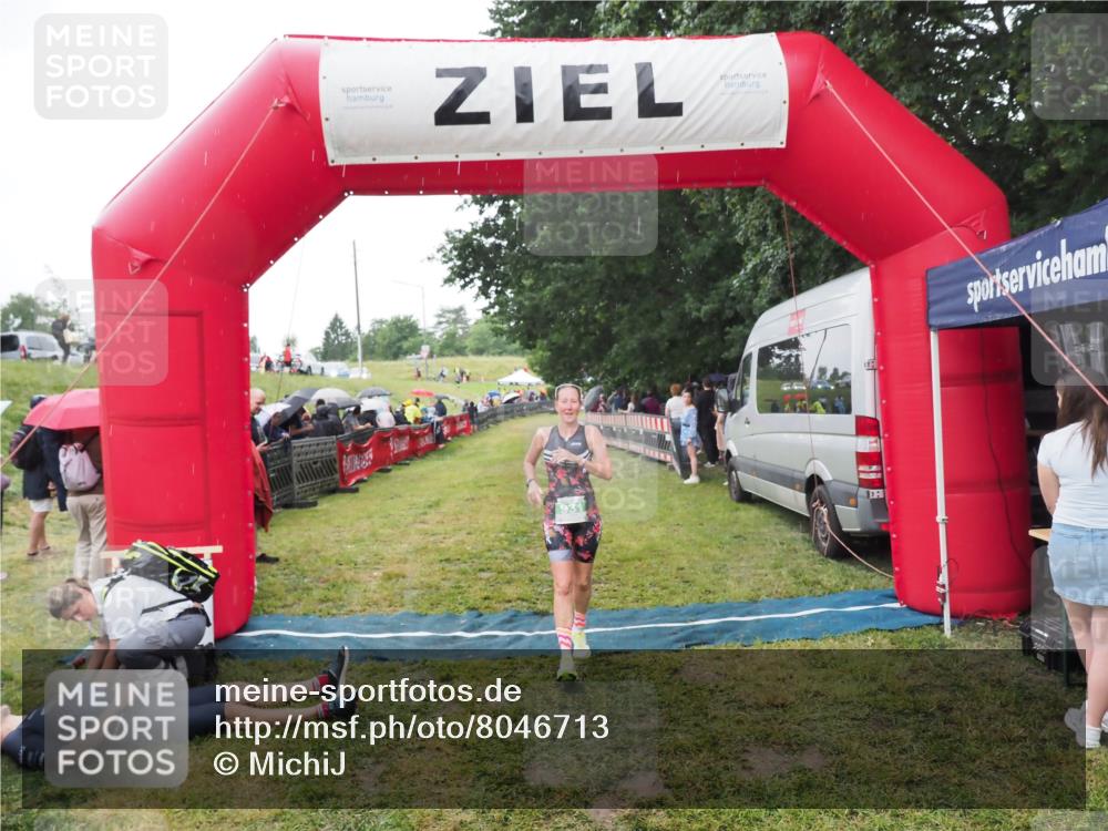 21.06.2025 - 27. Vierlanden-Triathlon MichiJ http://msf.ph/oto/8046713 15.06.2026 14:05:39 Ziel 931 meine-sportfotos.de
