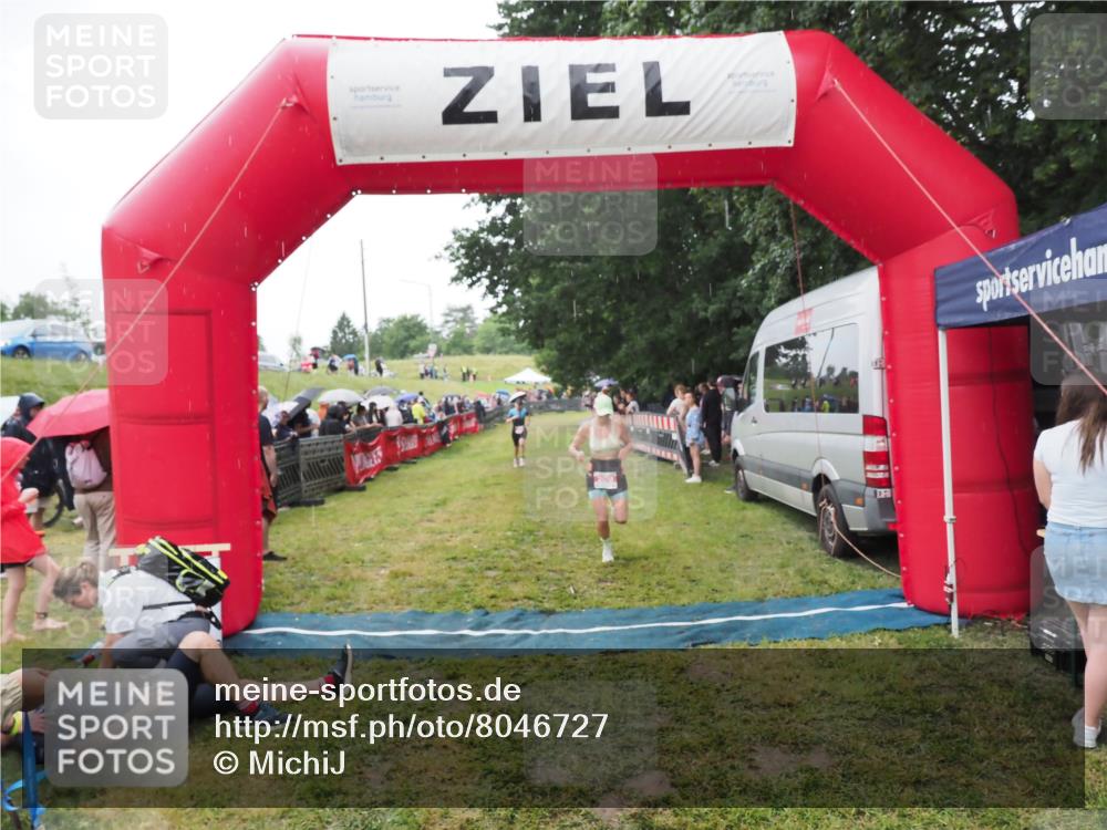 21.06.2025 - 27. Vierlanden-Triathlon MichiJ http://msf.ph/oto/8046727 15.06.2026 14:06:06 Ziel 209, 229 meine-sportfotos.de