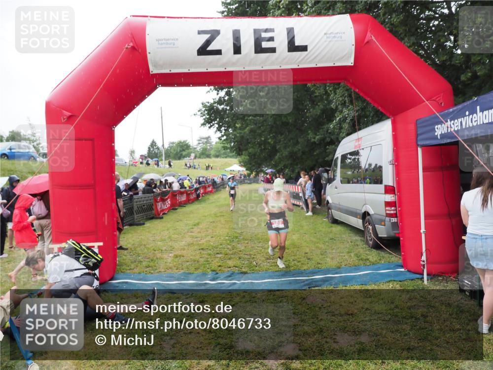 21.06.2025 - 27. Vierlanden-Triathlon MichiJ http://msf.ph/oto/8046733 15.06.2026 14:06:06 Ziel 209, 229 meine-sportfotos.de