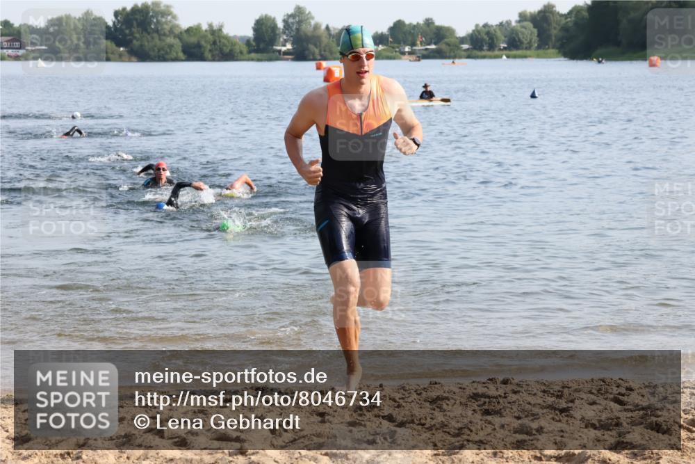 15.06.2025 - 27. Vierlanden-Triathlon Lena Gebhardt http://msf.ph/oto/8046734 15.06.2025 08:43:39 Schwimmen 32, 65, 74 meine-sportfotos.de