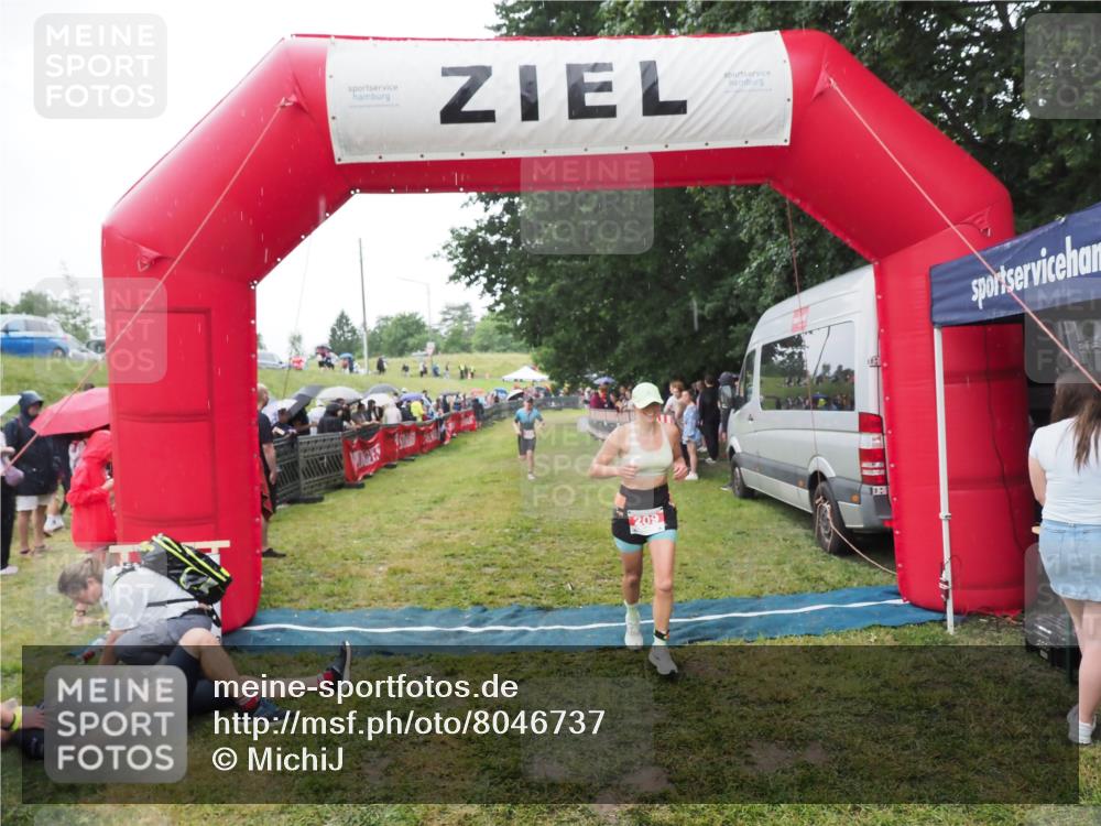 21.06.2025 - 27. Vierlanden-Triathlon MichiJ http://msf.ph/oto/8046737 15.06.2026 14:06:07 Ziel 209, 229 meine-sportfotos.de