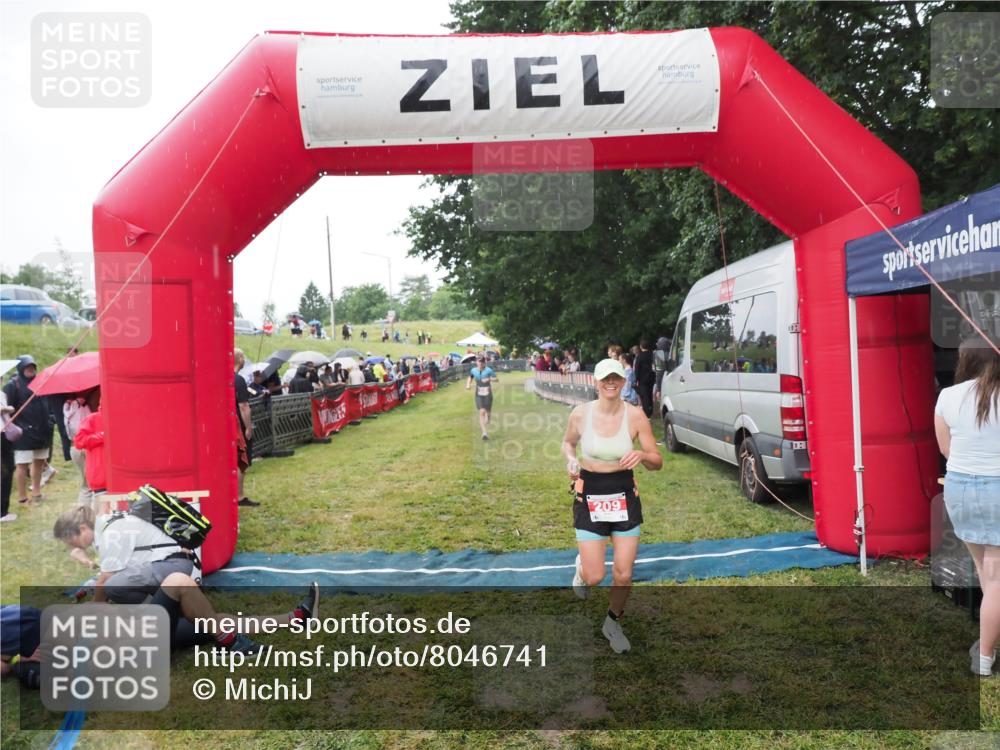 21.06.2025 - 27. Vierlanden-Triathlon MichiJ http://msf.ph/oto/8046741 15.06.2026 14:06:07 Ziel 209, 229 meine-sportfotos.de
