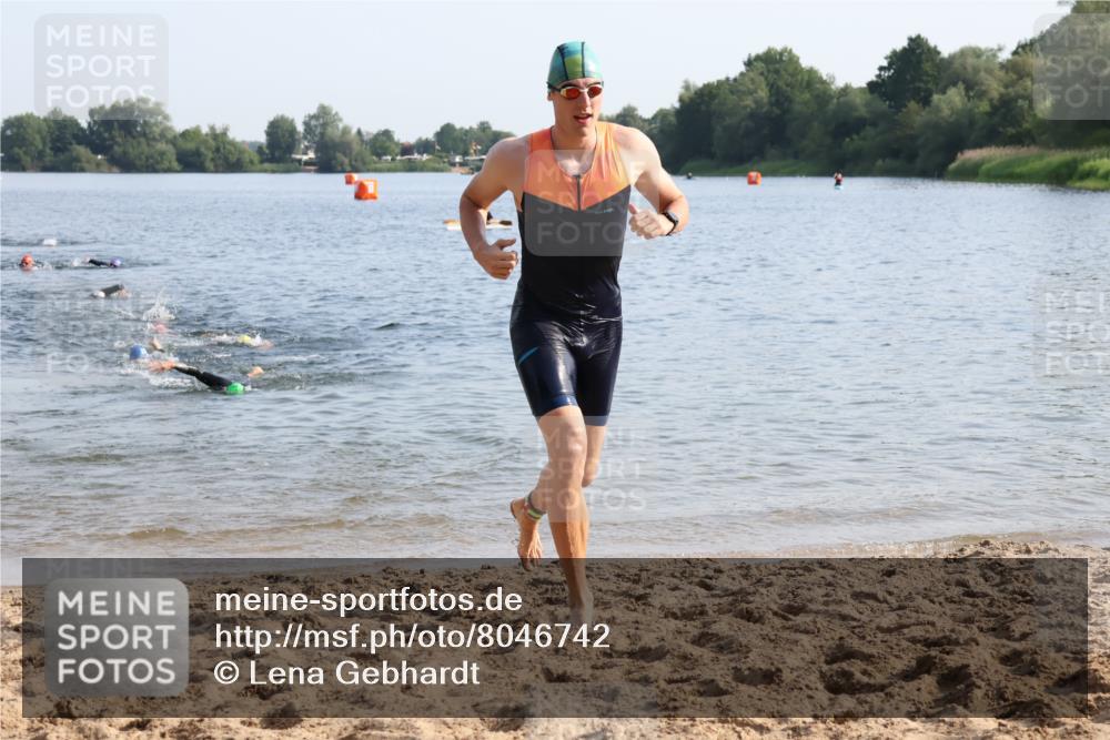 15.06.2025 - 27. Vierlanden-Triathlon Lena Gebhardt http://msf.ph/oto/8046742 15.06.2025 08:43:40 Schwimmen 32, 65, 74, 113 meine-sportfotos.de