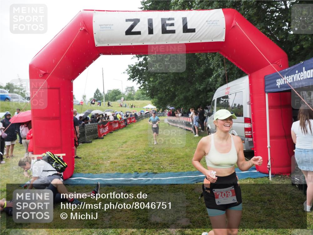 21.06.2025 - 27. Vierlanden-Triathlon MichiJ http://msf.ph/oto/8046751 15.06.2026 14:06:08 Ziel 209, 229 meine-sportfotos.de